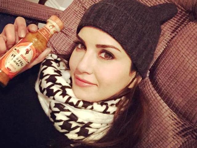 More from her London shoot days - Freezing cold outside but she's nice and cozy with Peri Peri sauce for company. (SunnyLeone/Twitter)