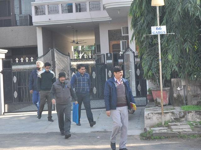 Officials-during-the-raid-N-at-Shivalik-Enclave-Manimajra-Sant-Arora-HT