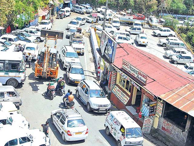Vehicles-at-Gandhi-Chowk-in-Mussoorie-HT-photo Vehicles-at-Gandhi-Chowk-in-Mussoorie-HT-photo