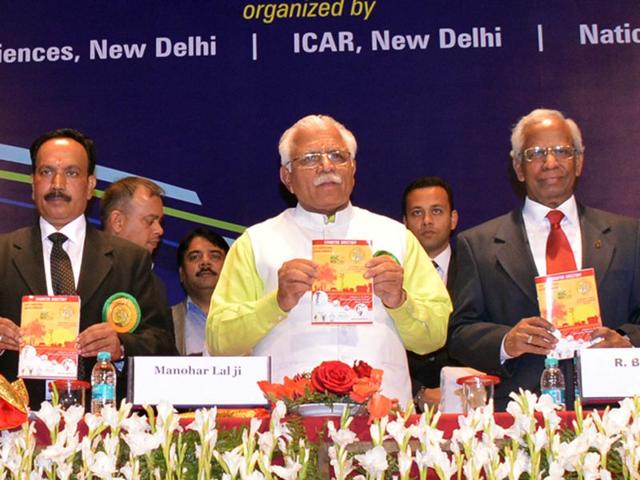 Chief minster Manohar Lal Khattar addresses a gathering of scientists and farmers at the concluding day function of Agricultural Science Congress in Karnal on Friday. HT Photo