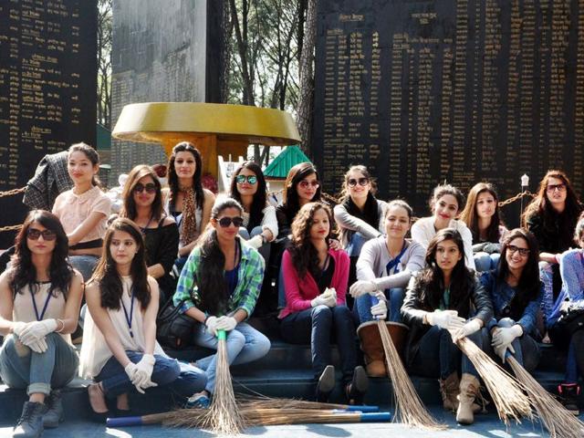 Participants of Miss Himachal 2015 during the total sanitation rally at war memorial Dharamsala on Friday. Shyam Sharma/HT