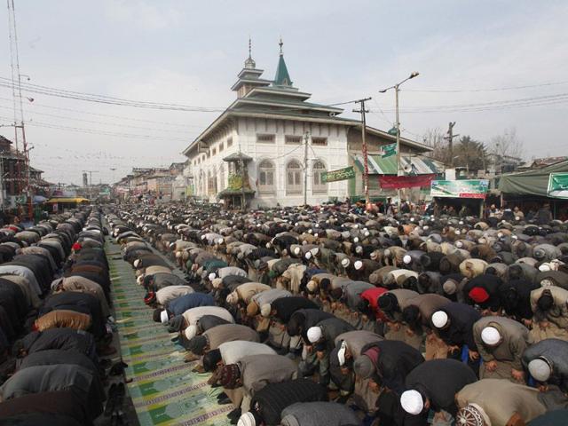 Kashmiri Muslims pray at the shrine of noted Muslim preacher and saint, Sheikh Syed Abdul Qadir Jeelani on Friday. Waseem Andrabi/HT
