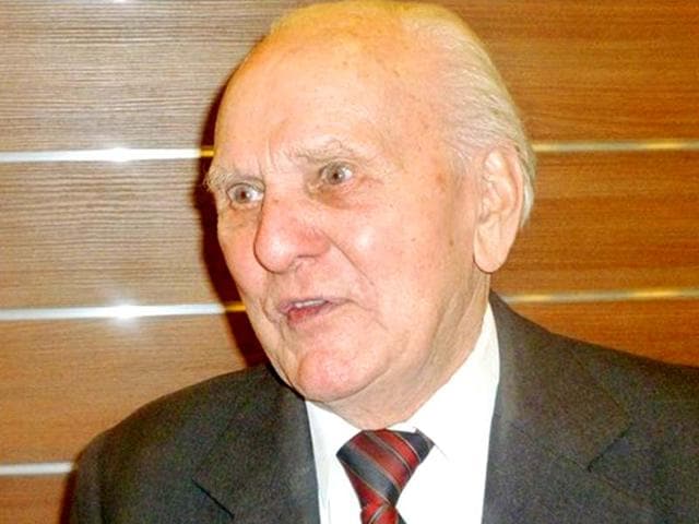 Jozef-Paczynski-95-recalls-how-he-was-the-barber-to-Auschwitz-commandant-Rudolf-Hoess-from-1940-to-1944-in-Krakow-Poland-AP-file-photo