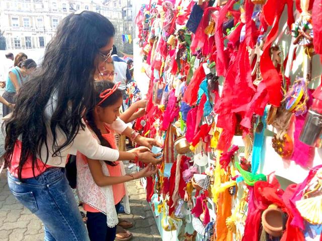 The first day of HT Kala Ghoda Arts Festival 2015 saw a large number of enthusiasts visiting Mumbai's favourite art festival. (Kalpak Pathak/HT photo)