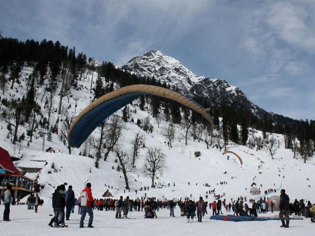 Tourists enjoying fresh snow at Solanag nala in Manali. Aqil Khan/HT