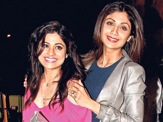Siblings Shamita and Shilpa Shetty posed for pictures outside a Mumbai nightclub. (HT photo)