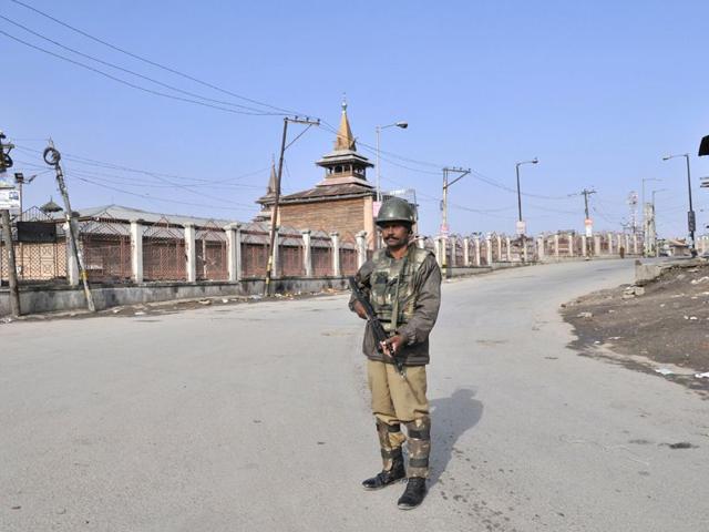 Paramilitary troops stand guard on deserted street as authorities imposed restrictions in Srinagar. Waseem Andrabi/HT