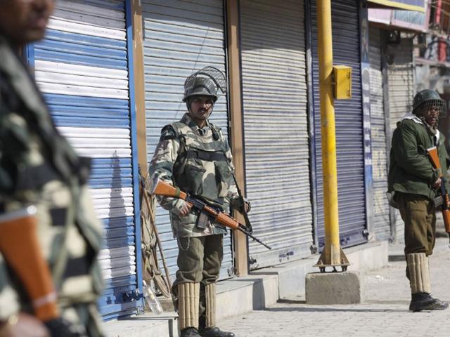Paramilitary troops stand guard on deserted street as authorities imposed restrictions in Srinagar. Waseem Andrabi/HT