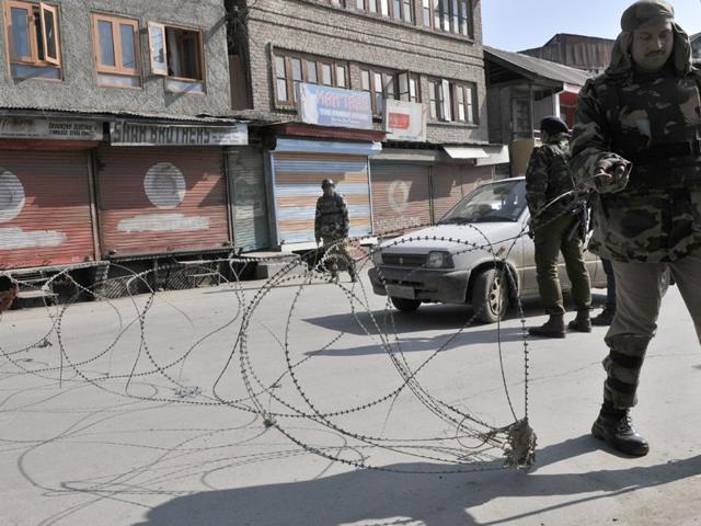 Paramilitary troops stand guard on deserted street as authorities imposed restrictions in Srinagar. Waseem Andrabi/HT