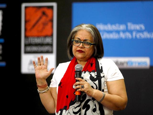 Alka Pande conducted an interactive session on 'Understanding Erotica' at the Darbar Hall, Asiatic Library, as a part of HT Kala Ghoda Arts Fetival 2015, in Mumbai. (Vidya Subramanian/HT Photo)