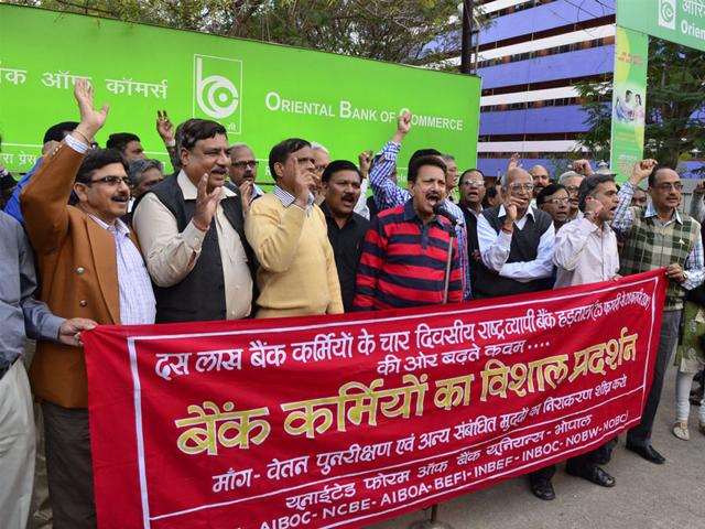 Members of the United Forum of Bank Unions stage a demonstration in Bhopal on Monday ahead of a nationwide strike. (Mujeeb Faruqui/HT photo)