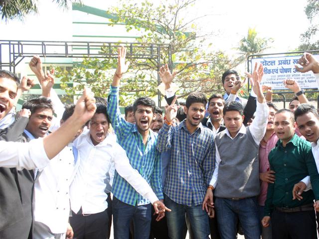 Students of Institute of Hotel Management stage protest against the management over fee hike, in Bhopal on Monday. (Bidesh Manna/HT photo)