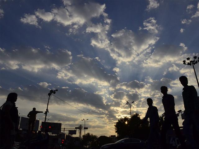 Residents of Bhopal witnessed chilly winds and a cloudy sky on Monday afternoon. (Mujeeb Faruqui/HT photo)