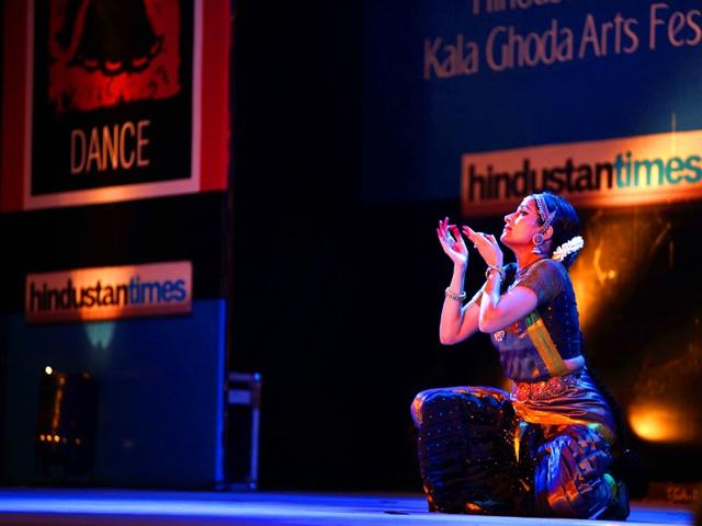 Bharatnatyam dancer Vidhya Subramanian performs at Cross Maidan in Churchgate as a part of the HT Kala Ghoda Arts Festival. (Kalpak Pathak/HT photo)