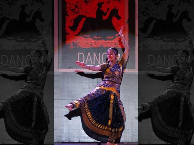 Bharatnatyam dancer Vidhya Subramanian performs at Cross Maidan in Churchgate as a part of the HT Kala Ghoda Arts Festival. (Kalpak Pathak/HT photo)
