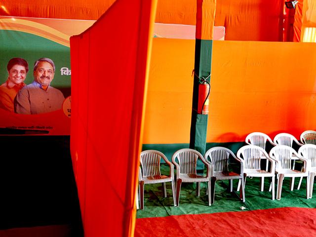 A-desolate-scene-at-the-Delhi-BJP-office-with-a-poster-of-Kiran-Bedi-and-Satish-Upadhyay-in-the-backdrop-Gurinder-Osan-HT-Photo