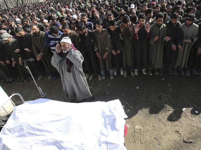 Kashmiri Muslims offer prayer near the body of civilian Farooq Ahmad Bhat during his funeral procession at Palhallan in Srinagar. Waseem Andrabi/HT