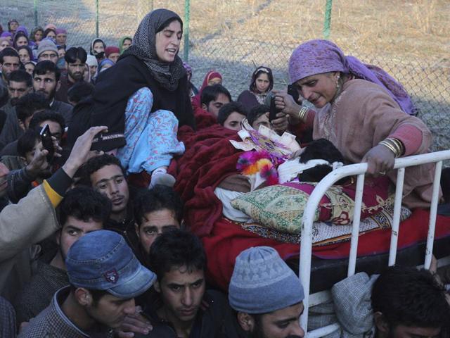 Mother and sister mourn as Kashmiri Muslims carry the body of civilian Farooq Ahmad Bhat during his funeral procession at Palhallan in Srinagar. Waseem Andrabi/HT