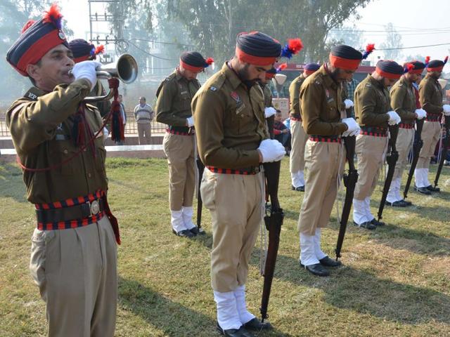 Police personnel pay tribute to Sham Singh Attariwala on his martyrdom day in Amritsar on Tuesday. Sameer Sehgal/HT