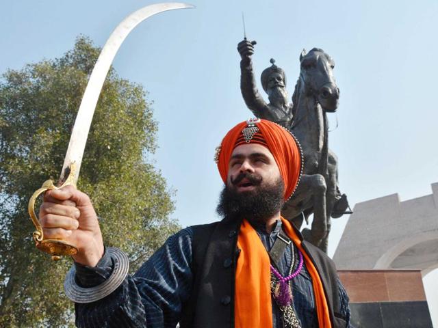 Nihang Dildar Singh holds a traditional sword and shouts slogans as he pay tribute to Sham Singh Attariwala on his martyrdom day in Amritsar on Tuesday. Sameer Sehgal/HT