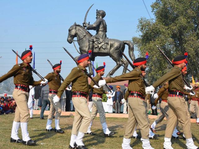 Police personnel pay tribute to Sham Singh Attariwala on his martyrdom day in Amritsar on Tuesday. Sameer Sehgal/HT