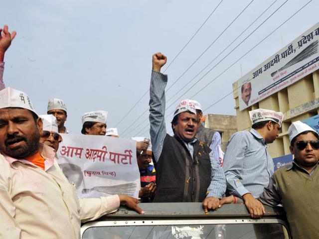 AAP state convener Alok Agrawal celebrates the party's victory in Delhi polls, in Bhopal on Tuesday. (Praveen Bajpai/HT photo)