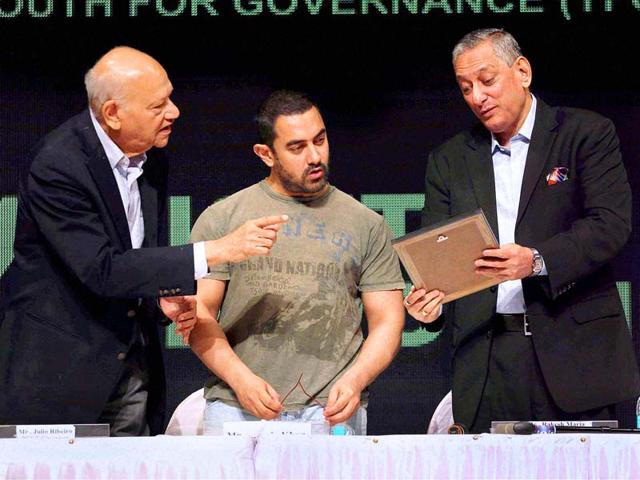 Rakesh Maria, Mumbai Police Commissioner, Bollywood actor Aamir Khan and Former Mumbai Police Commissioner Julio Rebeiro during the Youth for Governance 2015 (YFG) in Mumbai, on February 9, 2015. YFG has had a history of social events with the youth from various schools and colleges in Mumbai. (PTI Photo)