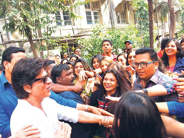 Shah Rukh Khan mobbed by fans outside a Mumbai studio where he had gone to shoot for a TV show. (Photo: Viral Bhayani)