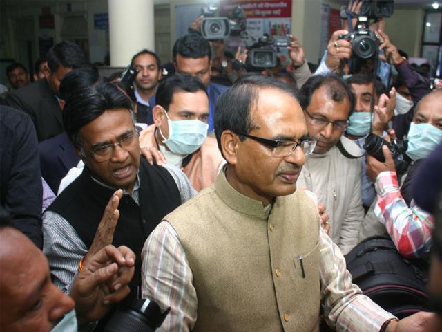 MP chief minister Shivraj Singh Chouhan inspects the swine flu ward at JP Hospital in Bhopal on Wednesday. (Bidesh Manna/HT photo) MP chief minister Shivraj Singh Chouhan inspects the swine flu ward at JP Hospital in Bhopal on Wednesday. (Bidesh Manna/HT photo)