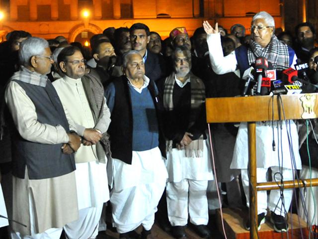 Senior JD-U leaders Nitish Kumar, Sharad Yadav along with RJD chief Lalu Prasad Yadav and SP Chief Mulyam Singh Yadav with MLA's from Bihar talk to media after meeting President Pranab Mukherjee in New Delhi. (Vipin Kumar/HT Photo)