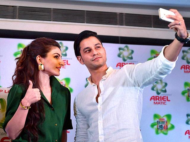 Bollywood actors Soha Ali Khan and Kunal Kemmu in Lucknow at launch of Ariel detergent products on Thursday. (PTI)