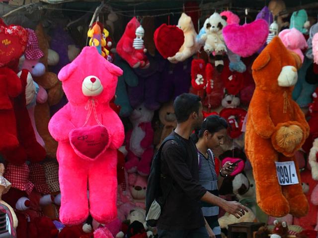 A couple walk past a shop displaying teddy bears ahead of the Valentine's Day at Bandra in Mumbai. (Kunal Patil/HT photo)