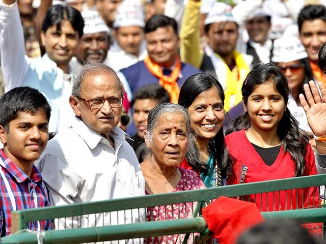 Family members of Arvind Kejriwal look on during his swearing-in ceremony as chief minister at the Ramlila Maidan. (HT photo/Gurinder Osan)