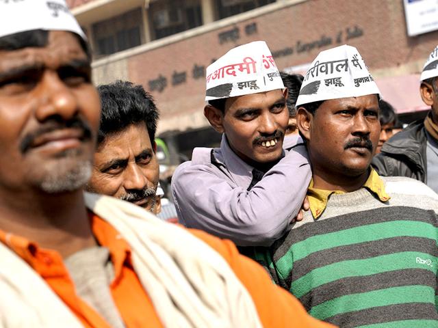 People look at the screens installed near Ramlila Maidan for Kejriwal's swearing-in ceremony. (HT photo/Saumya Khandelwal)