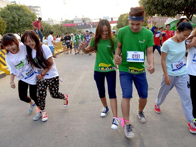 Cambodian people tie their foot as they run for fun during Valentine's Day in Phnom Penh. (AFP photo)