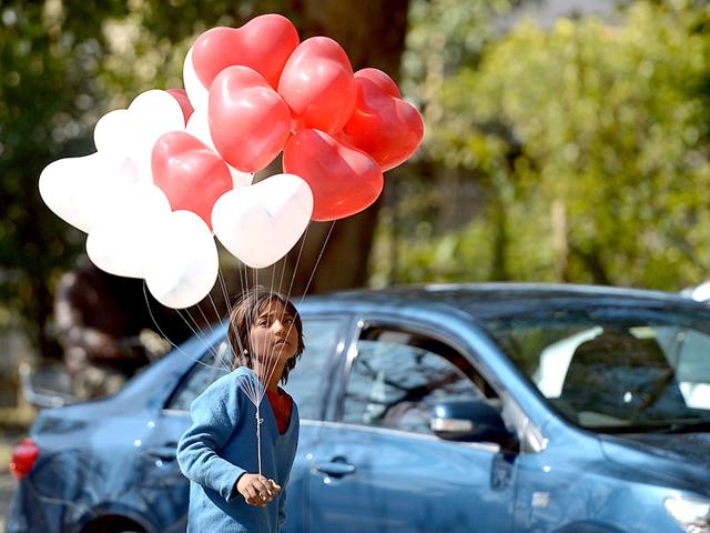 A Pakistani girl sells heart-shaped balloons on Valentine's Day in Islamabad. (AFP photo)
