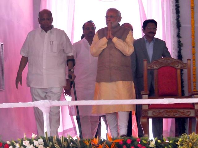 Prime Minister Narendra Modi and NCP chief Sharad pawar share stage at Baramati, Maharashtra. (HT photo)