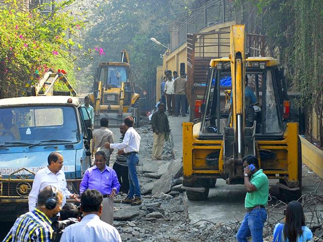 BMC demolished the illegal ramp adjoining actor's Shah Rukh Khan's bungalow at Bandra in Mumbai. (Prodip Guha/HT photo)
