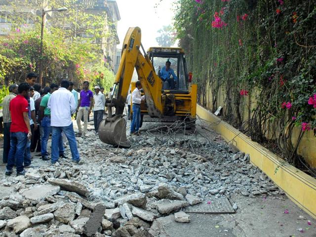 BMC demolished the illegal ramp adjoining actor's Shah Rukh Khan's bungalow at Bandra in Mumbai. (Prodip Guha/HT photo)