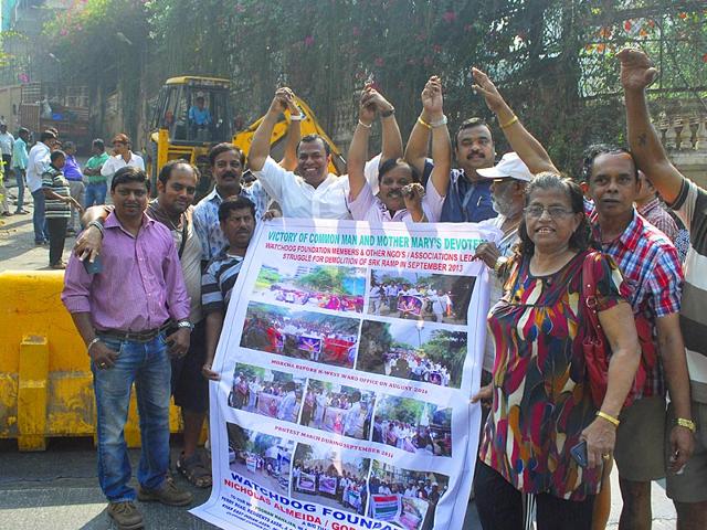 Local residents and activists celebrate their victory after BMC demolished the illegal ramp adjoining actor's Shah Rukh Khan's bungalow at Bandra in Mumbai. (Prodip Guha/HT photo)