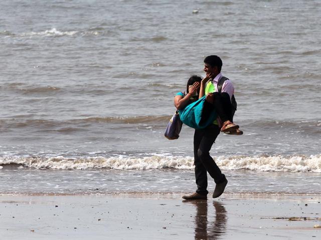 A couple spends some romantic moments at Juhu beach on Valentine's Day in Mumbai.(Arijit Sen/HT photo)