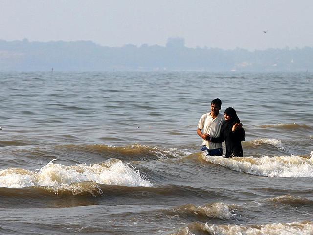 A couple spends some romantic moments at Juhu beach on Valentine's Day in Mumbai.(Arijit Sen/HT photo)