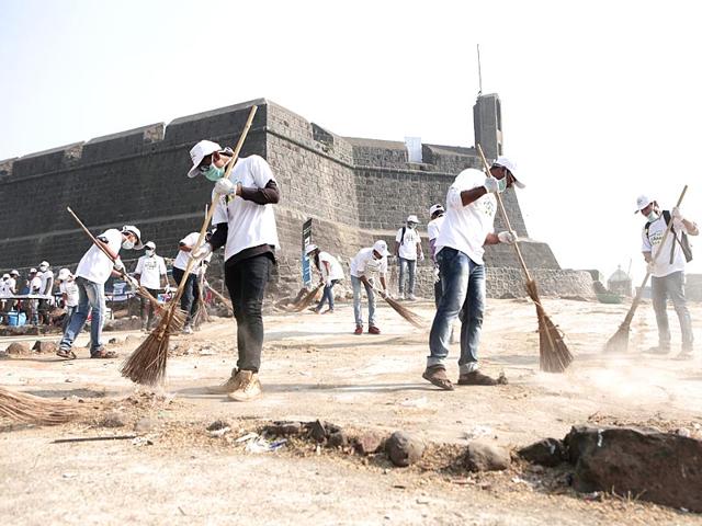 Around 240 students armed with gloves, masks and garbage bags got busy sweeping up the Worli fort in Mumbai as a part of the Hindustan Times Clean My Mumbai initiative. (HT photo)