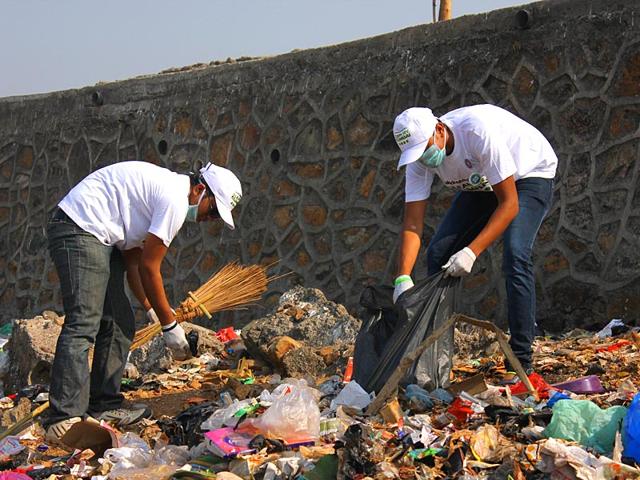 Around 240 students armed with gloves, masks and garbage bags got busy sweeping up the Worli fort in Mumbai as a part of the Hindustan Times Clean My Mumbai initiative. (HT photo)