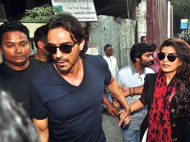 Arjun Rampal was seen guiding Jacqueline Fernandez into an event’s venue. (Photo: Viral Bhayani)