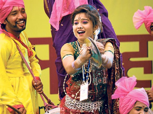 A girl presents folk dance during the 30th All-India Inter-University Youth Festival 'Pravah 2015' in Indore on Sunday. (Shankar Mourya/HT photo)