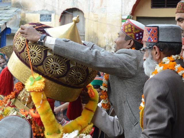 Dev Kamrunag welcomed by DC/ Chairman of Shivaratri fair when reached Mandi to participate in week long Shivaratri fair in Mandi. Birbal Sharma/HT