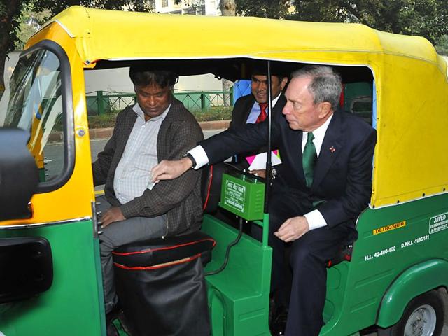 Michael Bloomberg, former mayor of New York and United Nations special envoy for cities and climate change, take an auto-rickshaw in Delhi. (HT Photo)