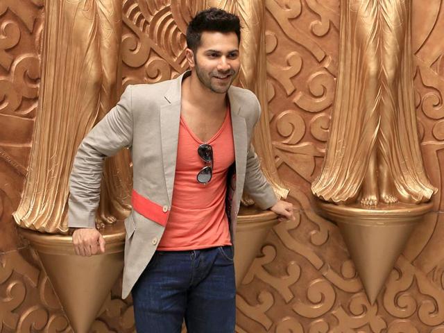 Varun Dhawan strikes a pose while promoting Badalapur in Bangalore. (AFP Photo)