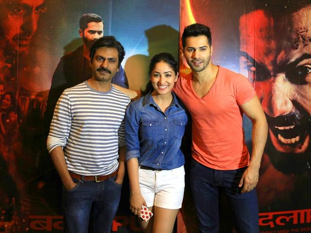 Varun Dhawan and Nawazudinn Siddiqui pose with Yami Gautam during a promotional event for Badalapur in Bangalore. (AFP Photo)